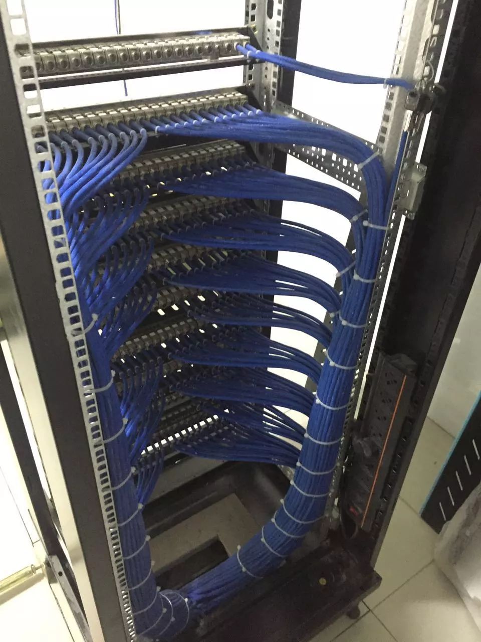 弱電工程機柜理線施工與網絡工程施工標準流程展示